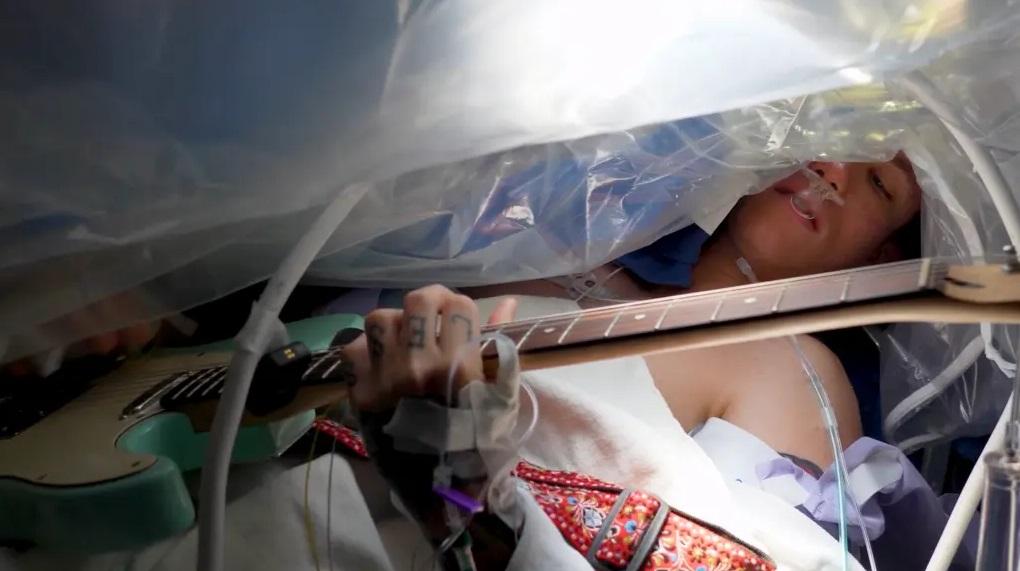 諾倫一邊開腦一邊彈結他，演奏最近練習的曲目。(互聯網)