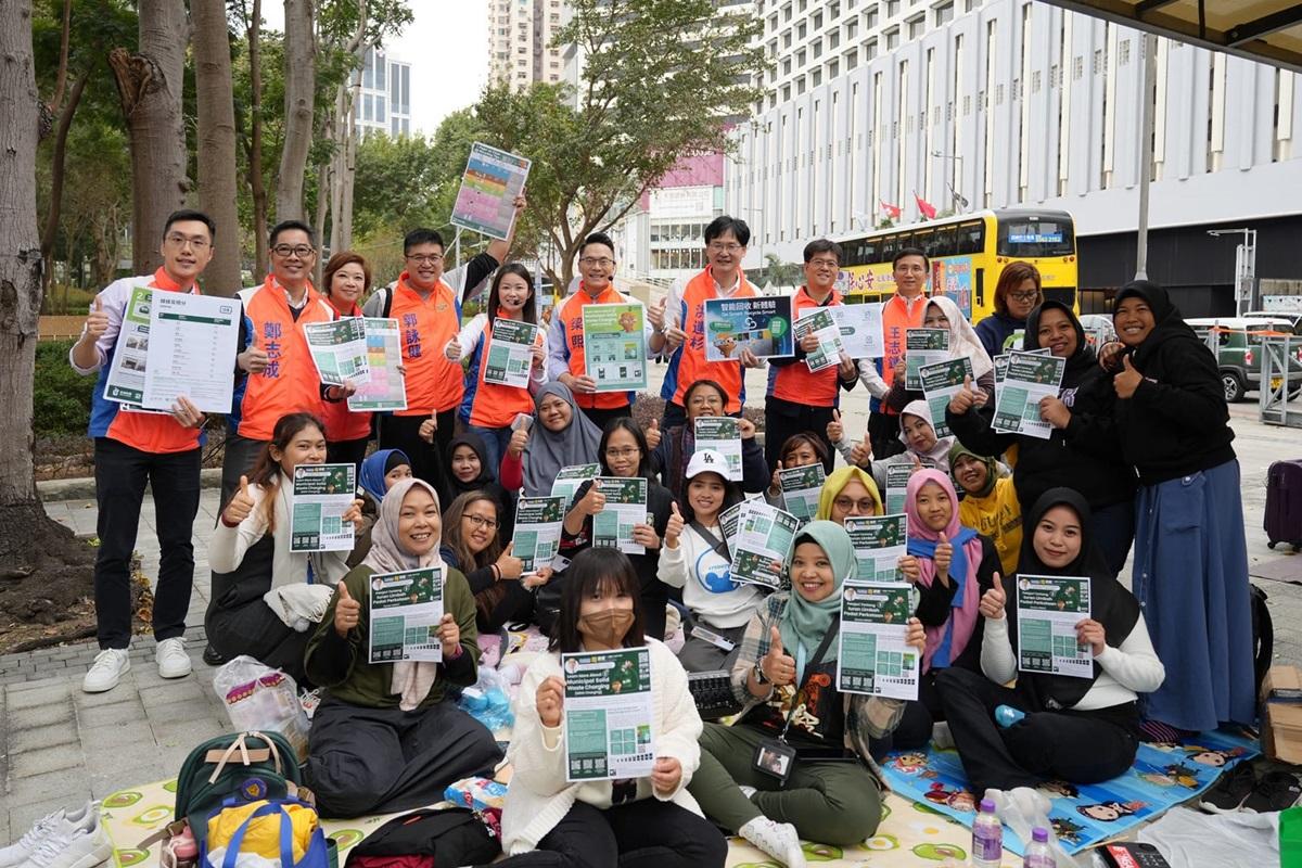 梁熙(後排左六)與多名東區區議員，到維園向外傭宣傳垃圾徵費。(梁熙FB)