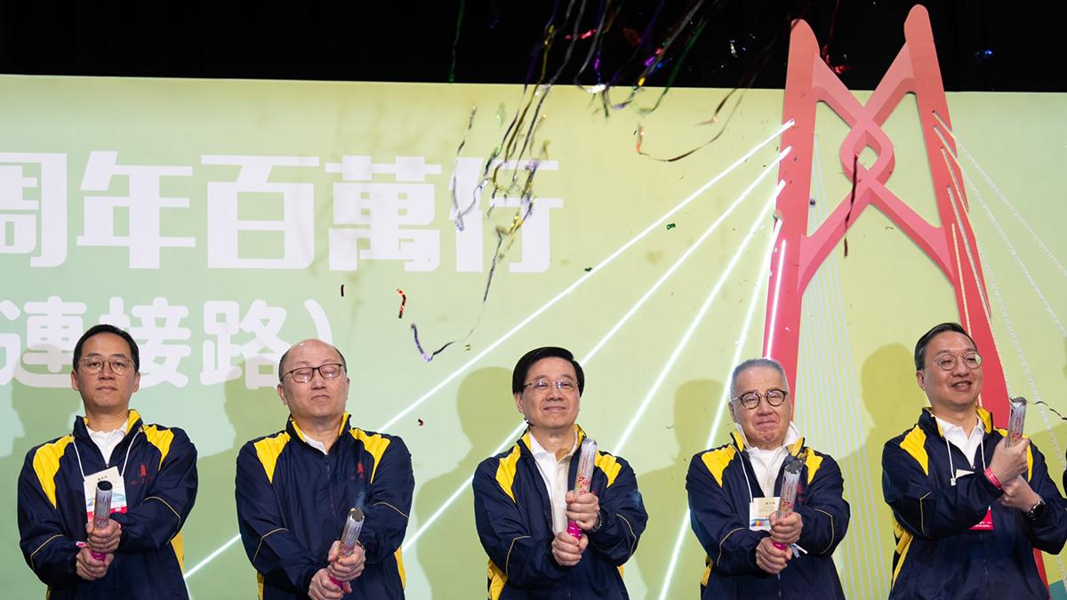 鄭雁雄(左二)、李家超(中)和林定國(右一)等主持公益金百萬行起步禮。(林靄怡攝)