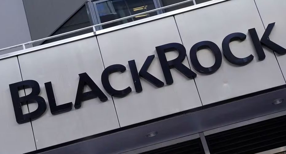  彭博社今日(22日)引述消息人士指，美國基金公司貝萊德(BlackRock)正打算以低於收購價約30%的價格出售上海辨公室大樓，以務求盡快「甩手」，貝萊德拒絕回應是否屬實。（路透社資料圖片）