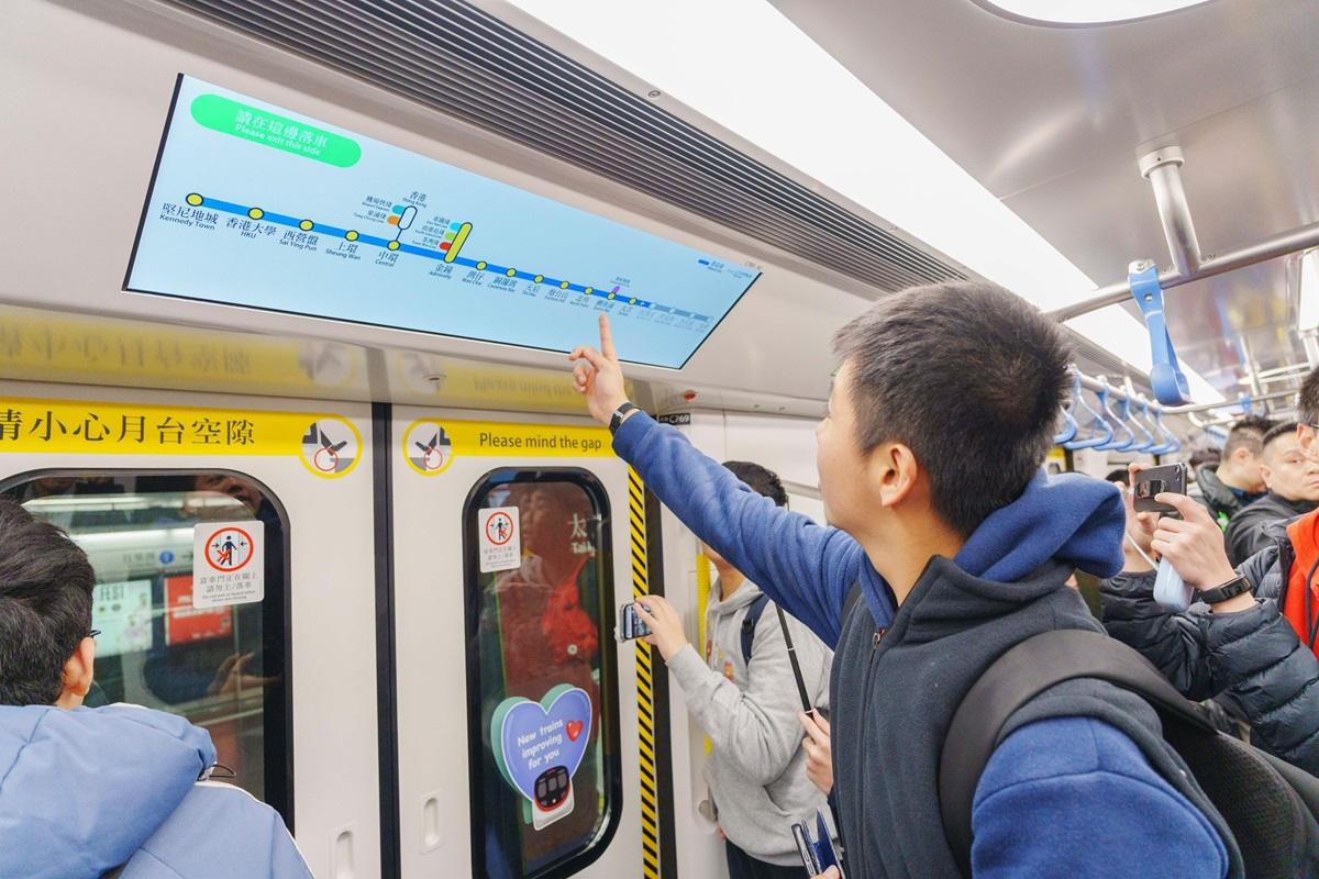 大批鐵路迷興奮地乘搭Q-Train首航港島綫。(港鐵提供)