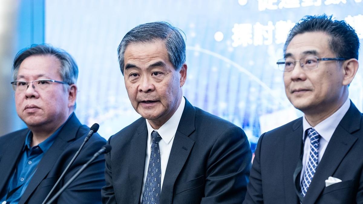 梁振英(中)表示，如外國拒用內地數字服務，仍可向東南亞發展。(中新社)