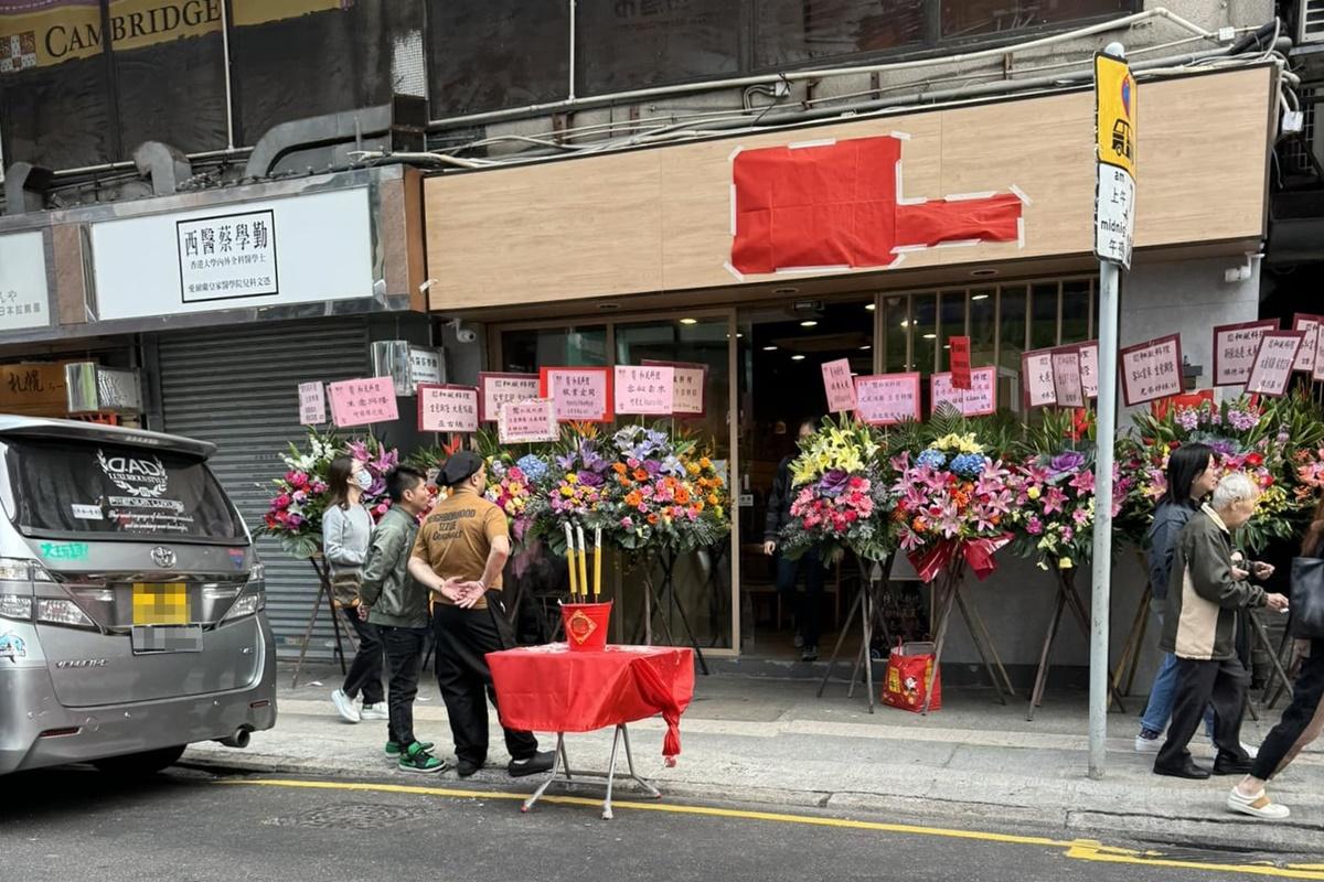 北角渣華道日前有新店開張，佔用馬路快線舉行拜神儀式。(FB群組「北角有樂」)