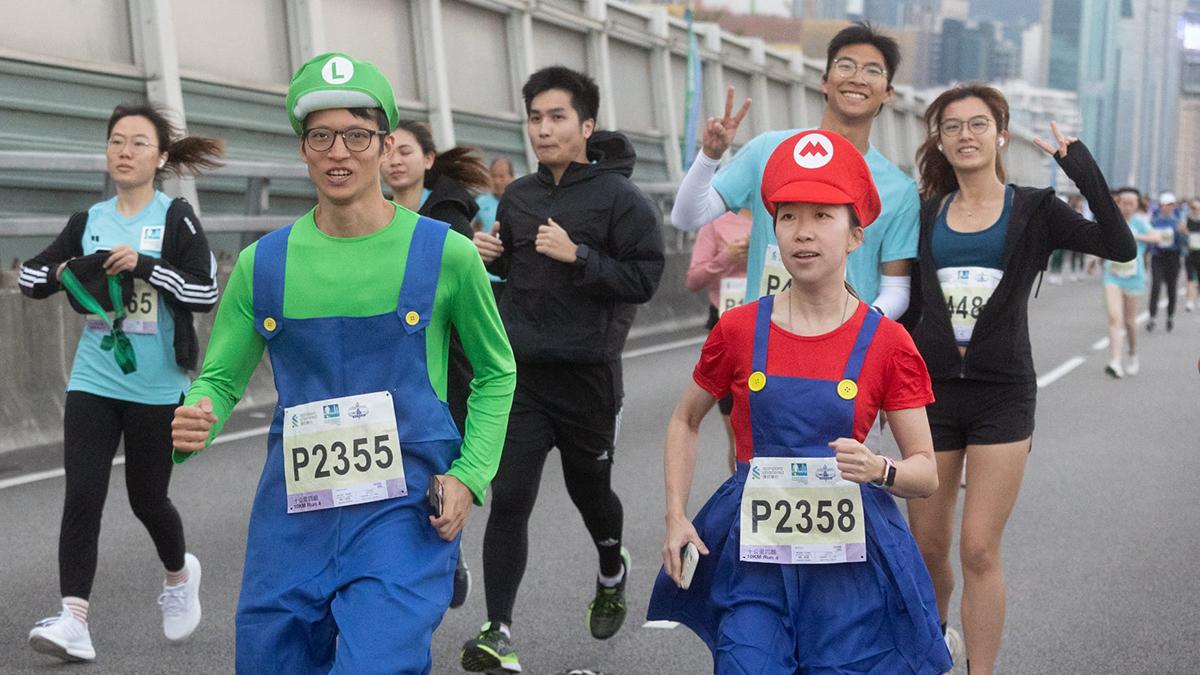 馬拉松10公里賽事，有跑手穿着特別服飾或打扮成不同造型參賽。(蘇文傑攝)