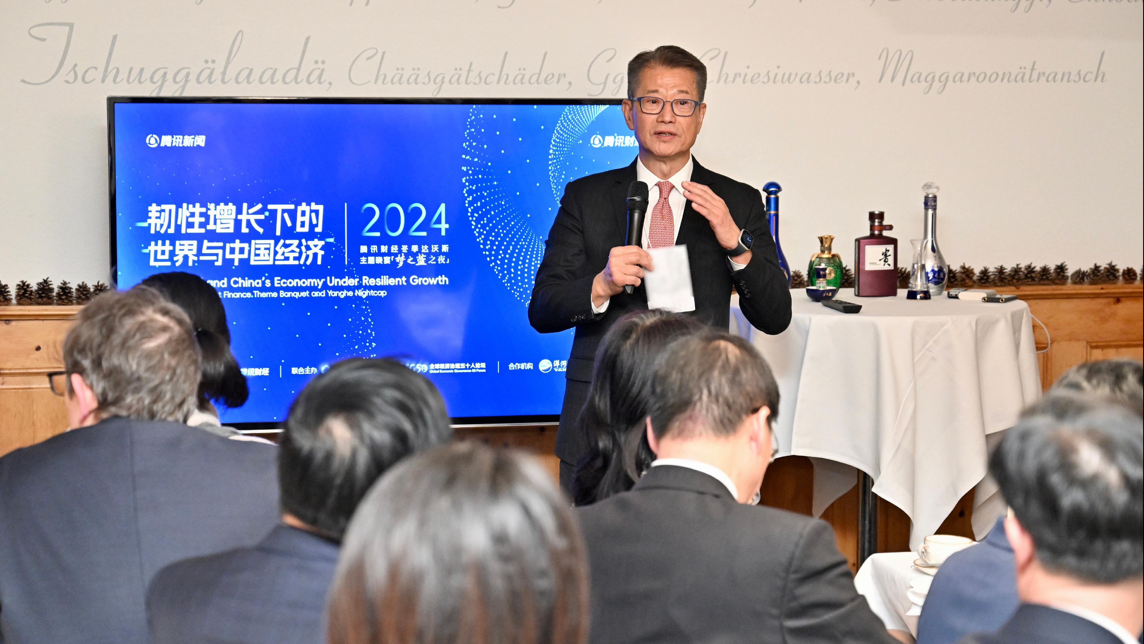 財政司司長陳茂波昨日（達沃斯時間一月十六日）繼續在瑞士達沃斯的訪問行程。圖示陳茂波在騰訊舉辦的「韌性增長下的世界與中國經濟」晚宴上致辭。(政府新聞處圖片)