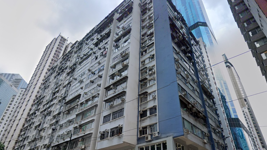 北角舊樓民眾大廈位於港鐵炮台山站對面，交通出入十分方便。