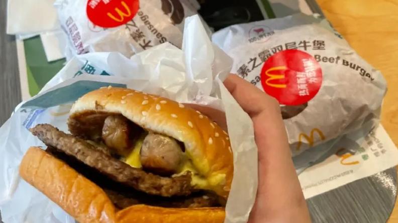 內地麥當勞推出10元人民幣「雙層牛堡」，民眾紛紛到門市搶購，網上點餐系統亦癱瘓。(互聯網)
