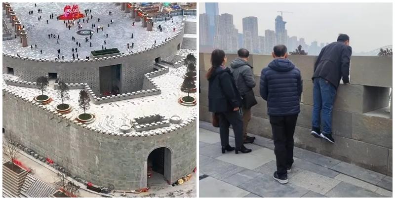 重慶地標建築之一的朝天門近日重修後開放，眾多市民遊客拍照打卡，但不少人投訴，仿古城牆改得太高太厚，反而遮擋遊客觀看江景（網上圖片）