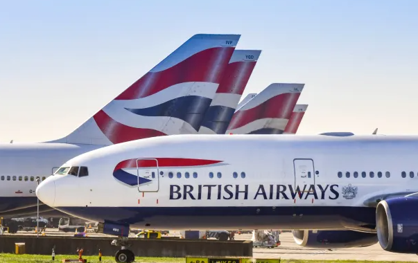 英國航空一航班原定除夕夜由倫敦希斯路機場往香港，惟正準備起飛時，一名52歲空少在乘客面前突然暈倒猝死，最終航班取消，乘客改翌日乘搭另一航班赴港。