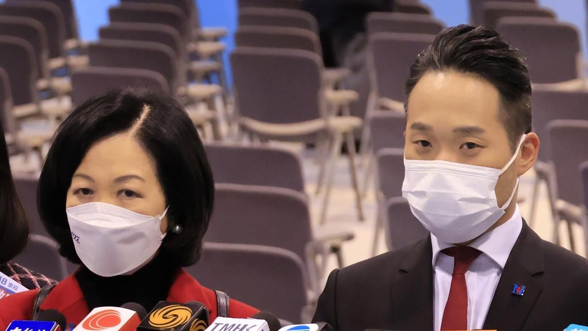 葉劉淑儀(左)和何敬康(右)相繼退出人事編制小組委員會。(資料圖片／中通社)