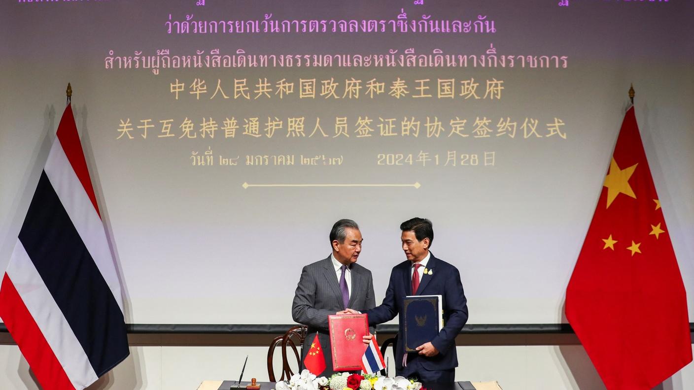 中國外長王毅與泰國外長班普里簽署互免簽證協定。(路透社)