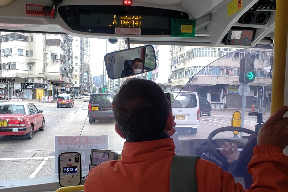 有網民發帖指車上很多巴士乘客都不知改道，但車長稱車頭已張貼告示。(FB群組「屯門公路塞車關注組」)
