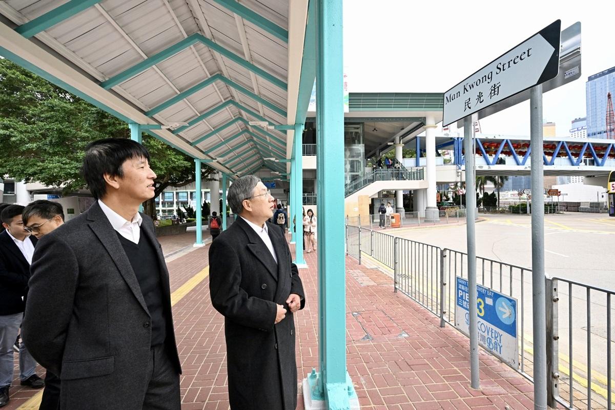 卓永興(右)視察更換成「文悅古典明朝體」字體的街名路牌。(卓永興FB)