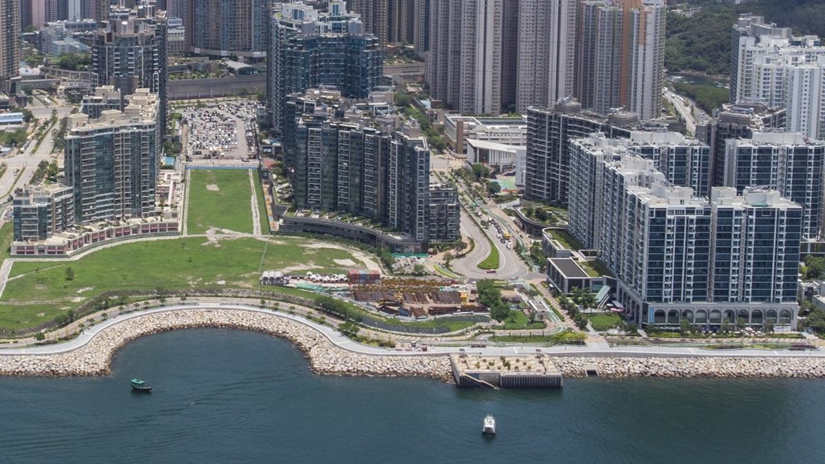 將軍澳往返西灣河的新街渡服務，在將軍澳海濱公園近MONTEREY的梯台(圖下方)登船。(資料圖片)