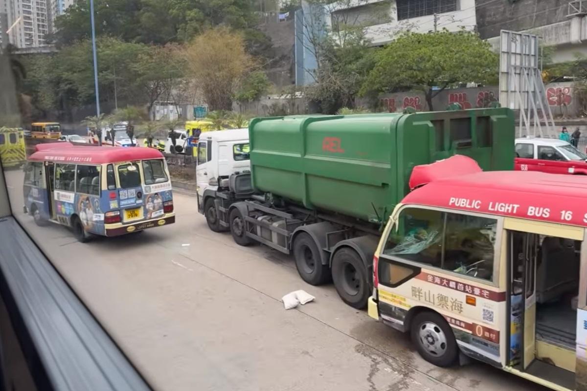 觀塘道發生3車相撞交通意外。(網民Mky Angus@FB群組「 香港交通及突發事故報料區」)