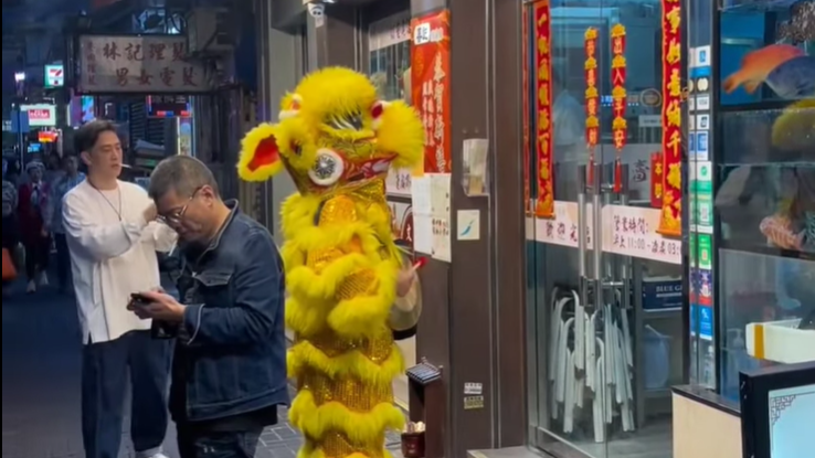 醒獅打扮的男子再現旺角。(影片截圖)