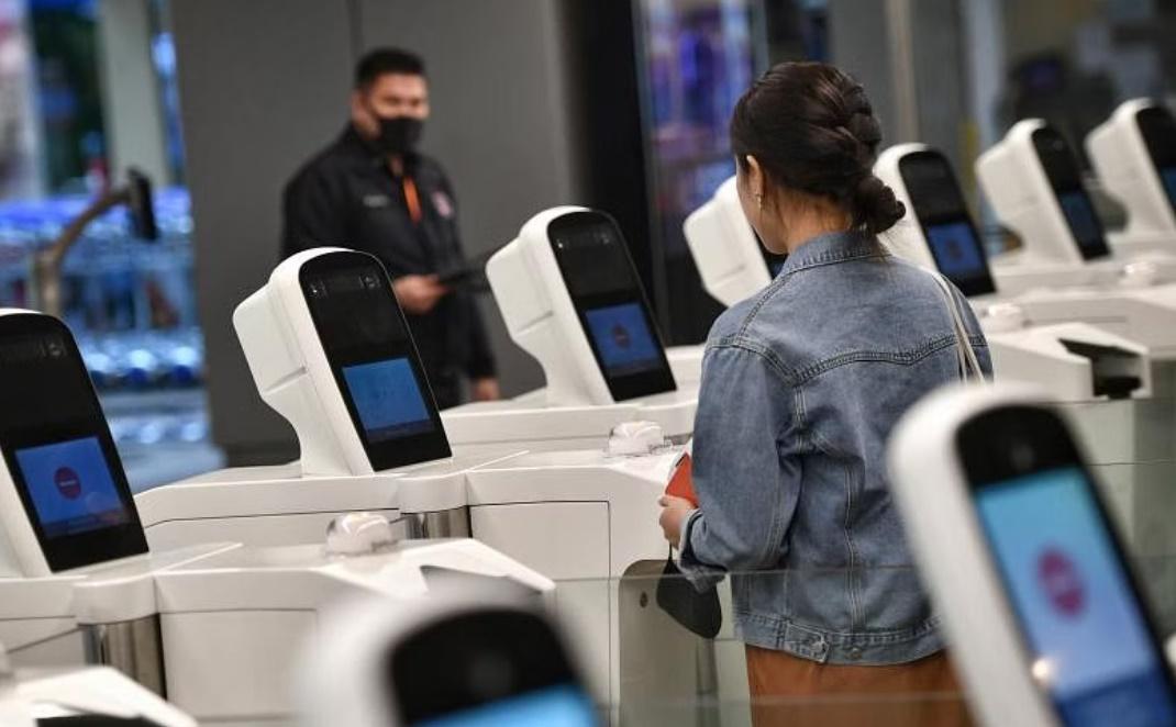 新加坡創首例，將開放觀光客用虹膜臉容指紋自助通關。(X)