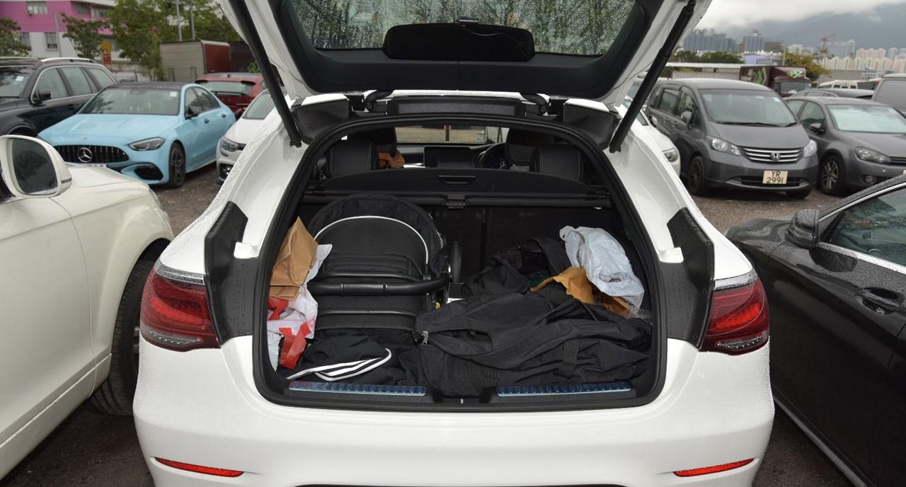 土瓜灣私家車檢4把牛肉刀，反黑組拘3男。（警方相片）