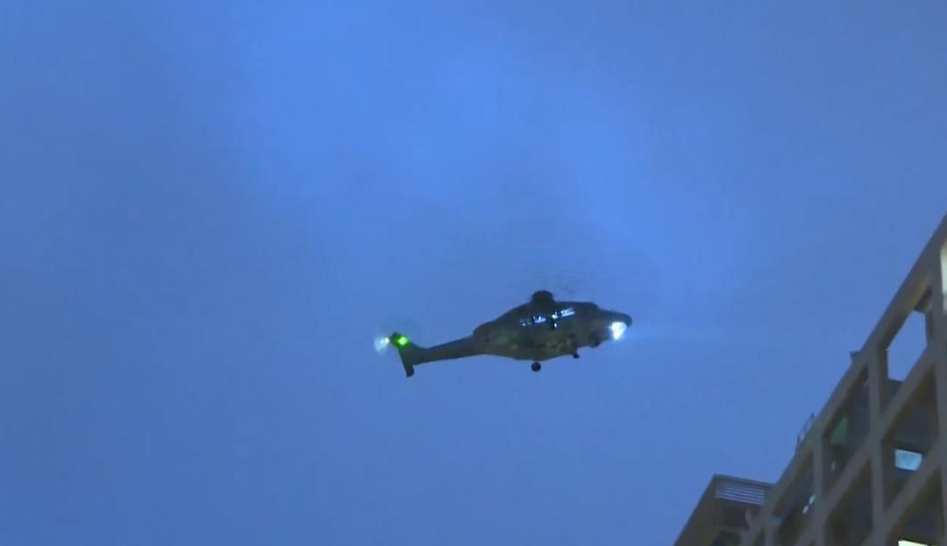 屯門船隻男工人疑墮船艙，直升機救起送院。(電視截圖)