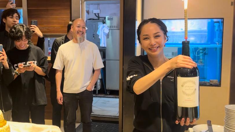中島美嘉演唱會｜亞博騷慶功獲贈巨型紅酒 中島美嘉偕老公拉隊拆避風塘辣蟹