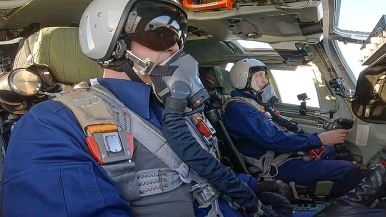 71歲普京親自試乘圖-160M超音速戰略轟炸機30分鐘。(AP)