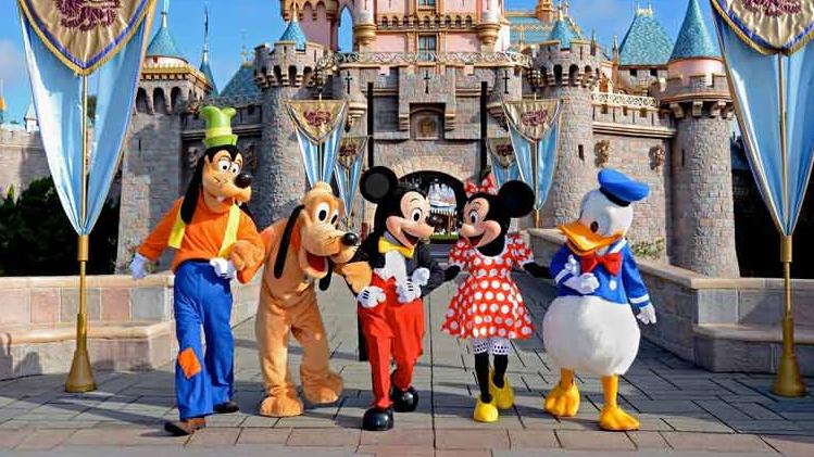 香港迪士尼樂園今日（28日）聯同願望成真基金邀請患有急性淋巴性白血病的童晉晞與閃電王麥坤賽車手許建德一同巡遊為他實現夢想。(網上圖片)