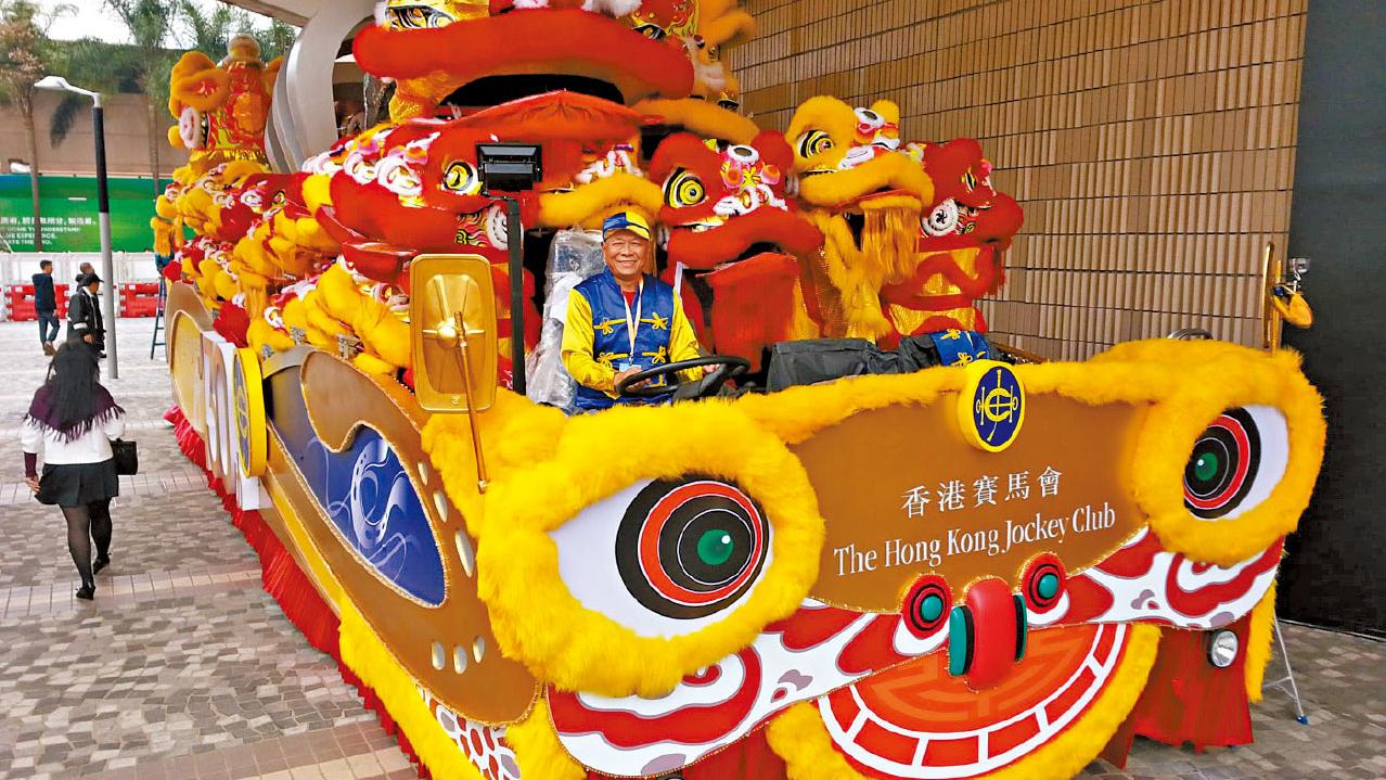 駕新春花車12載犧牲與親友共聚 司機︰感受到市民歡樂一切也值