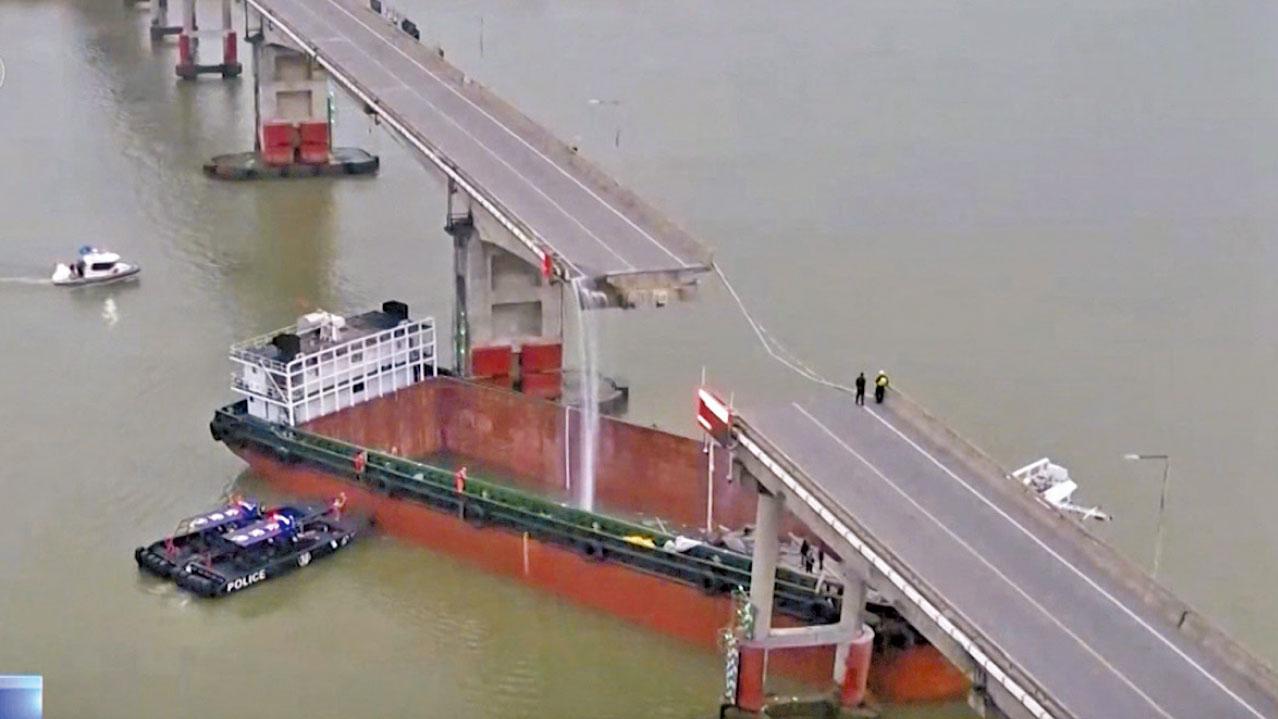 5車墮下 船員操作失當肇事 廣州瀝心沙大橋遭船撞斷5死 