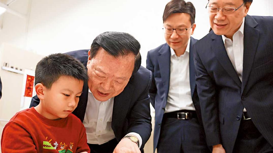 訪港第4日 飲早茶 訪深水埗 會法律及傳媒界 夏寶龍讚社區客廳有助劏房戶