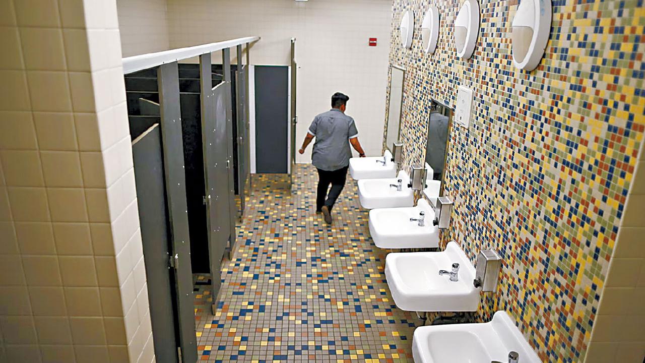 星洲洗廁所課程惹熱議 學費最貴5000元