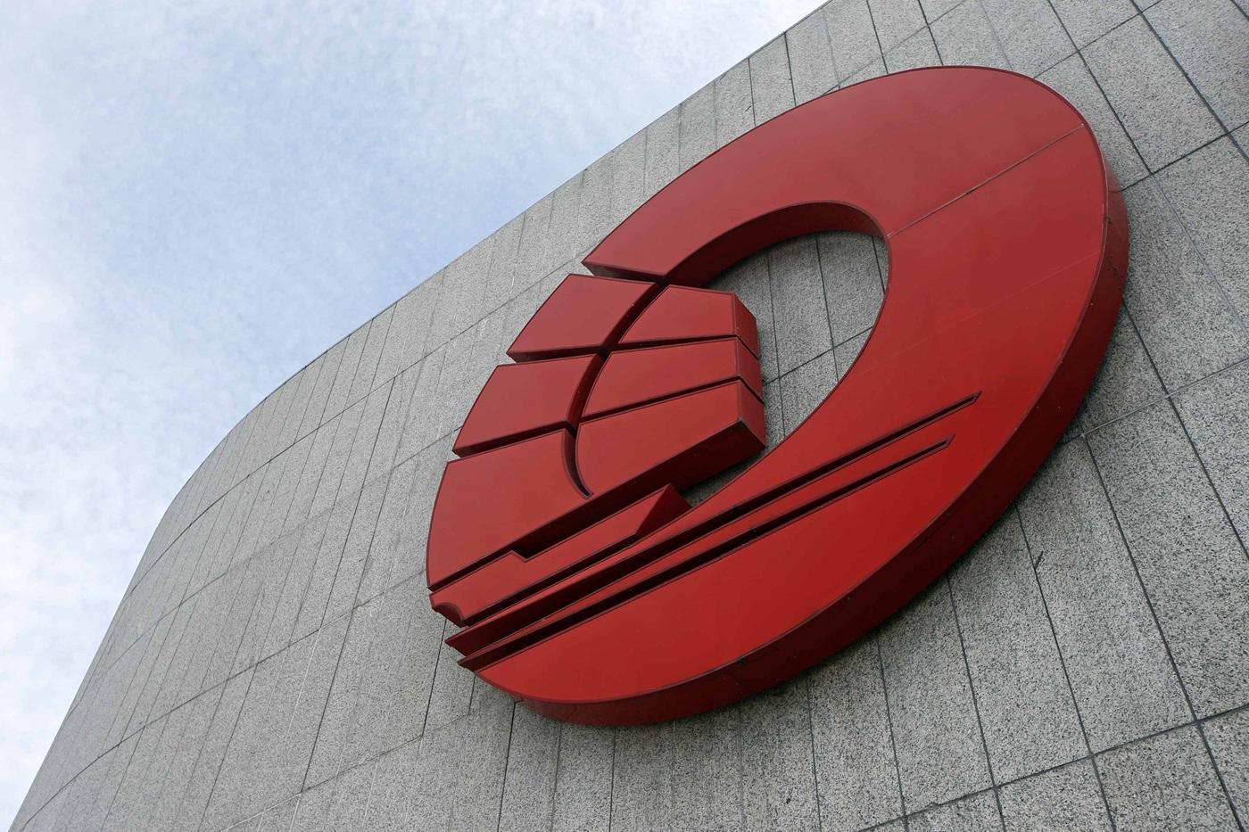 華僑銀行向初級員工發放資助，香港逾半員工獲5400元。