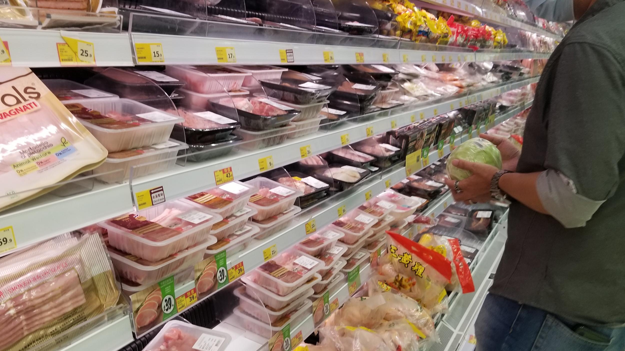 海關提醒旅客切勿攜帶生肉蛋類等入境。(資料圖片)