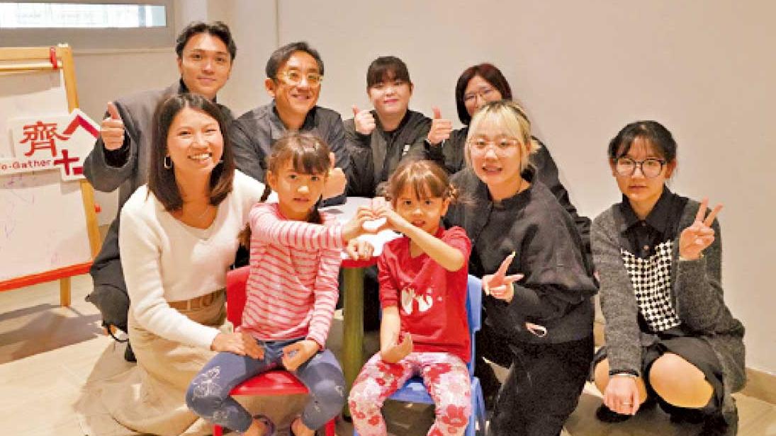 青年學院師生歲晚送暖 為基層拍靚靚「全家福」