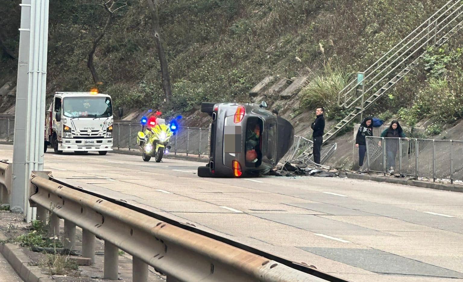 新清水灣道私家車失控自炒翻側　司機自行爬出報警
