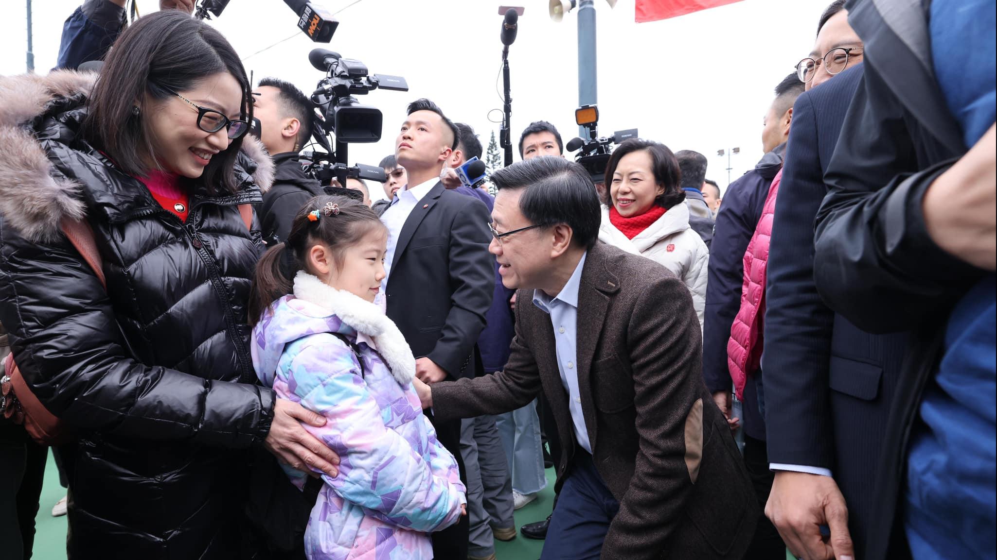 農曆新年2024｜李家超行年宵用約千元買年花　女童問如何像他優秀　回應稱「一年之計在於春要做好計劃」