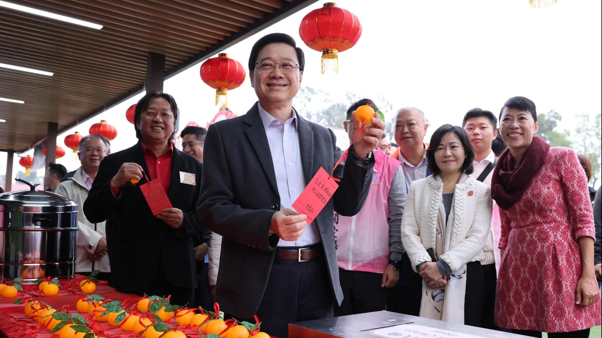 李家超林村拋寶牒祝香港龍騰新程　並率領關愛隊家訪送福袋