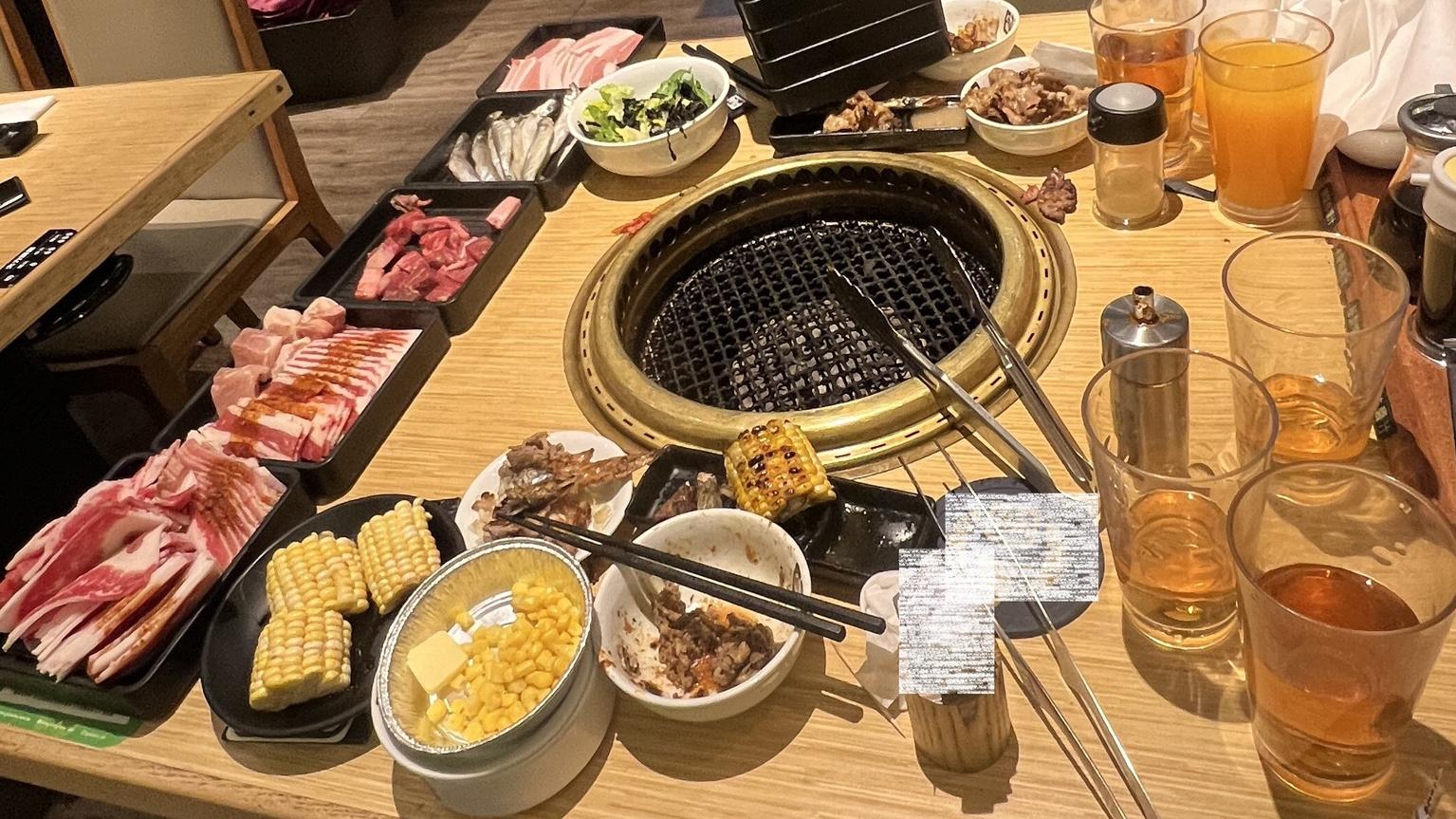 近日有網民在Facebook專頁「西店Hi客之道 Hispitality Secret」投稿，分享在牛角用餐的經歷，他發現鄰桌埋單後，食剩十幾碟沒有燒過的牛肉、豬肉、海鮮、粟米，數杯飲料都有喝剩，部分更只飲用了一半，十分浪費。