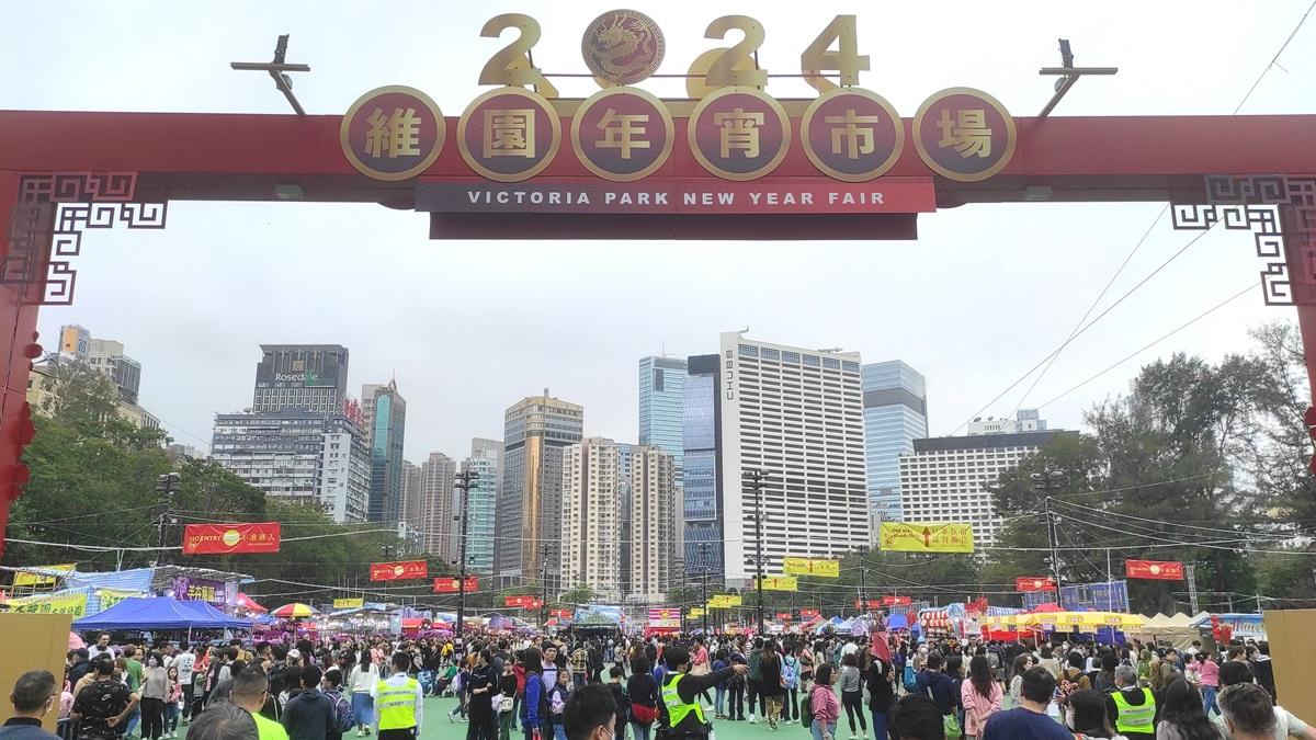 一年一度的農曆年宵市場今日開鑼。(李朗僑攝)