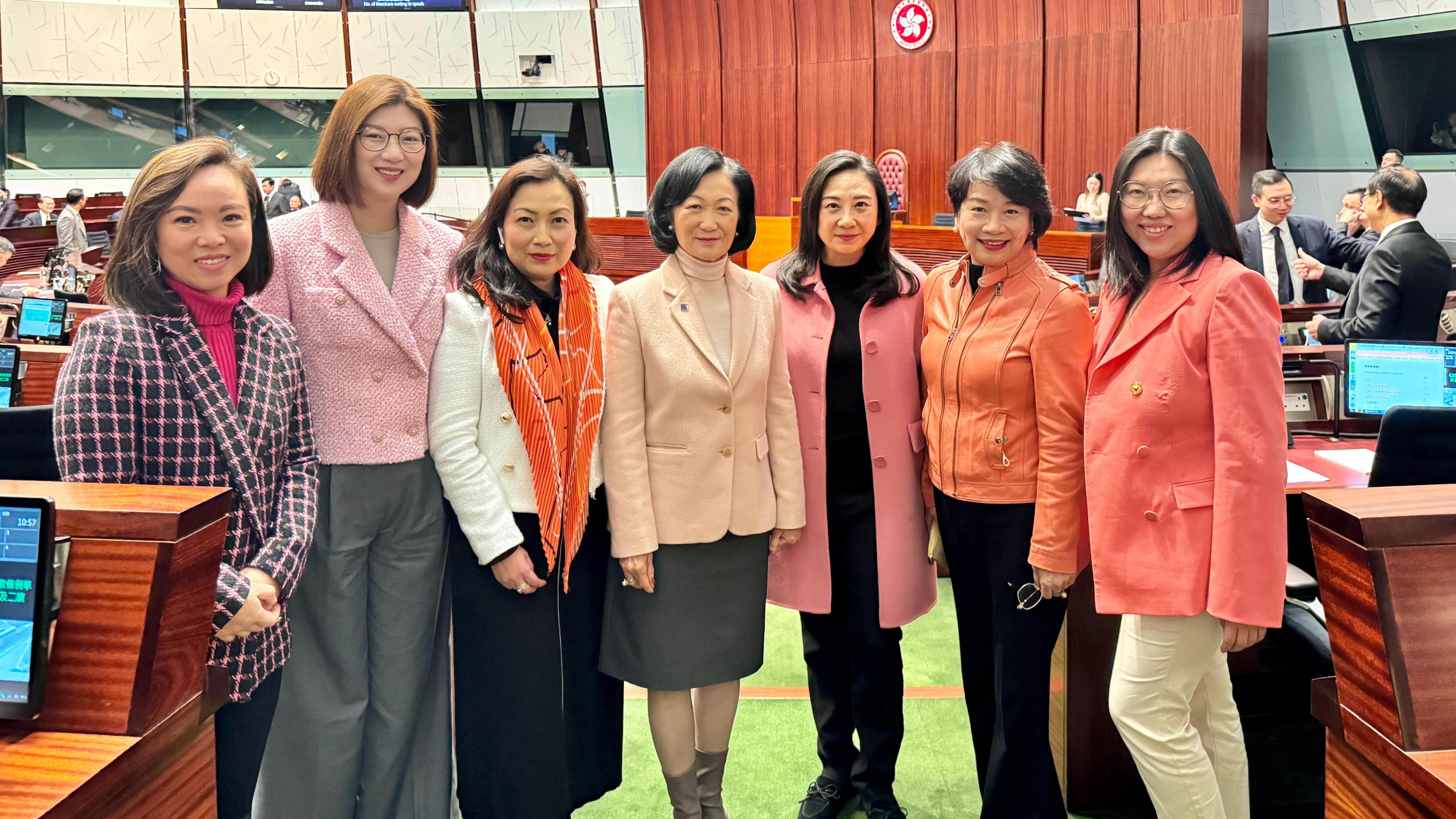 財政預算案2024｜官員議員襯色　指以晨曦色彩迎接預算案｜Ray Online(葛珮帆提供圖片)