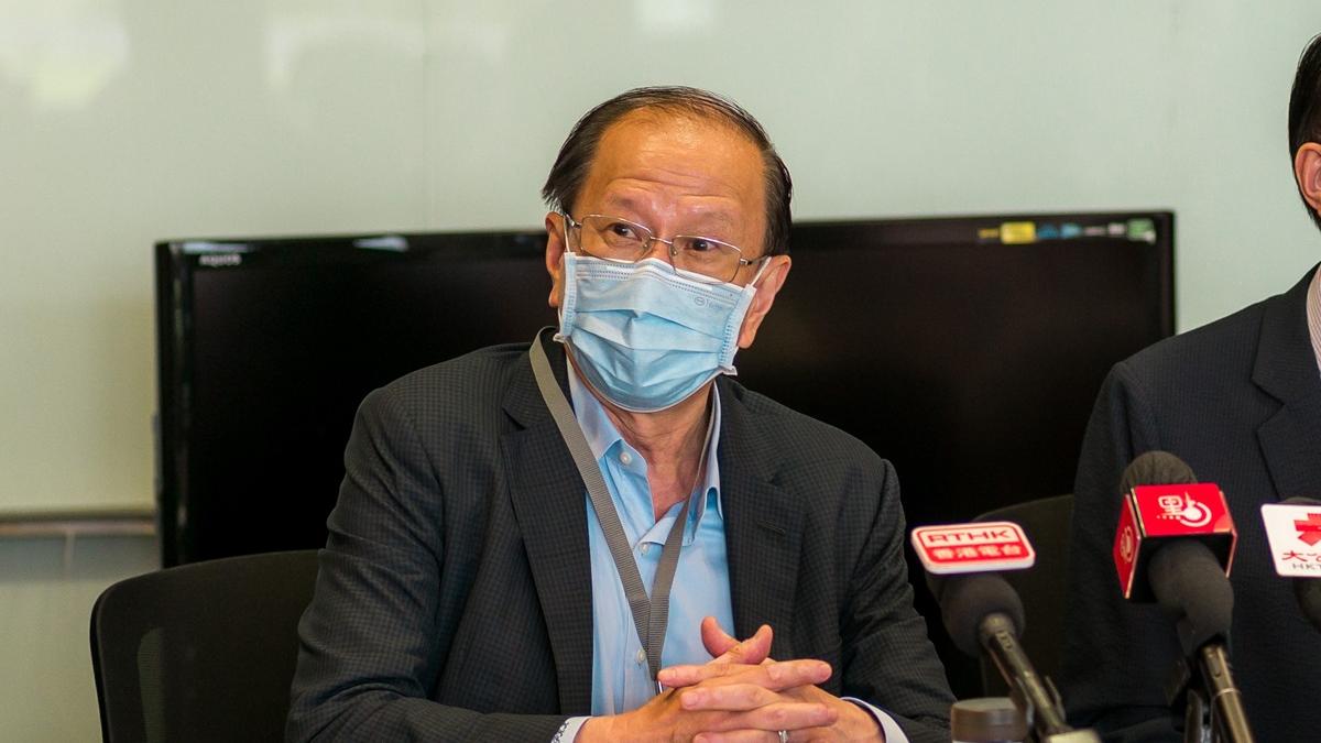 貝鈞奇批評球員在簽名會僅坐着遞球衣給他。(資料圖片)