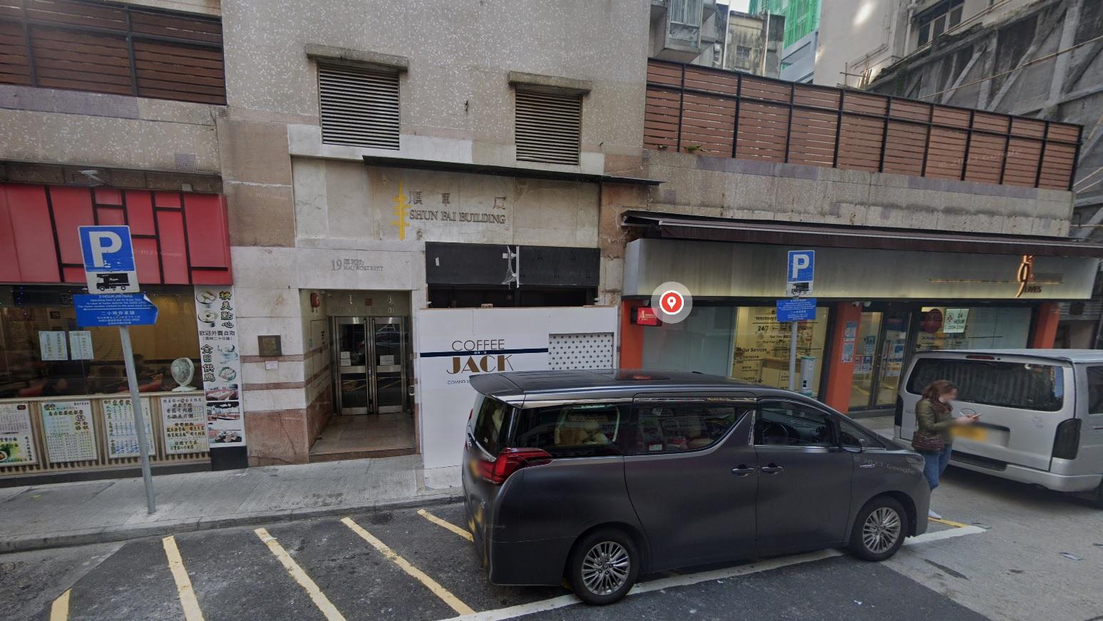 堅尼地城鋁窗從天而降直墮地下 玻璃碎滿一地