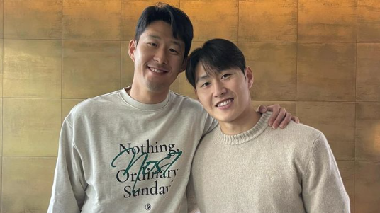 李剛仁(右)親自到倫敦向孫興民(左)登門謝罪，之後孫興民上載2人大和解的合照，更為師弟求情稱「我年輕時也犯過不少錯」。（孫興民IG）