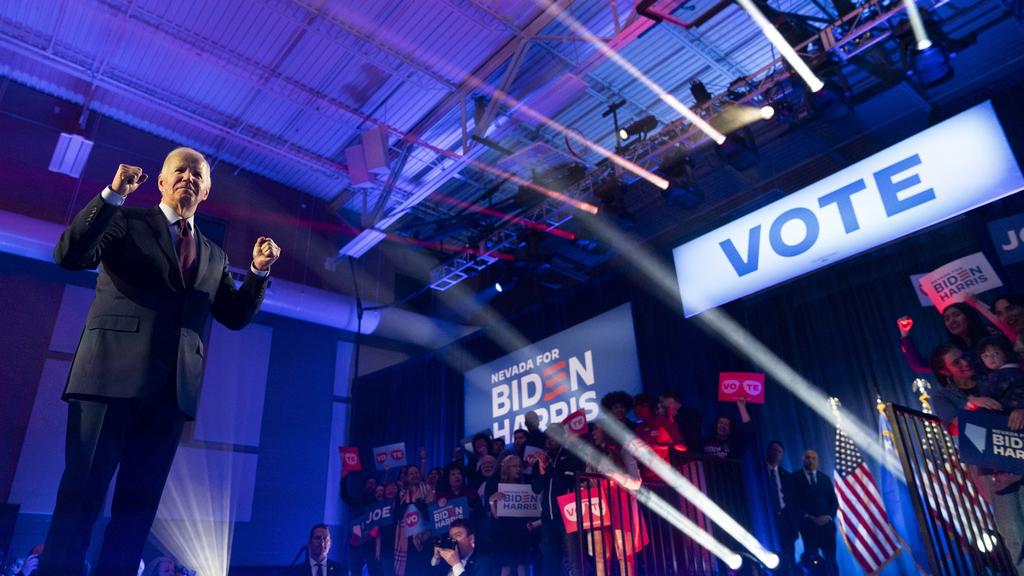 角逐連任的拜登周日在拉斯維加斯出席造勢大會。(美聯社)