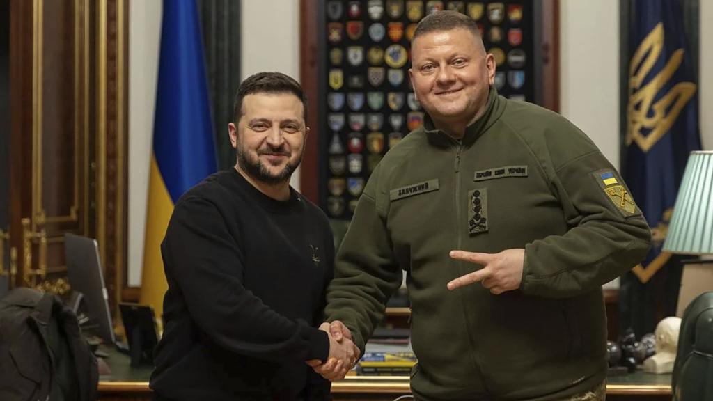 澤連斯基與總司令扎盧日尼。(美聯社)