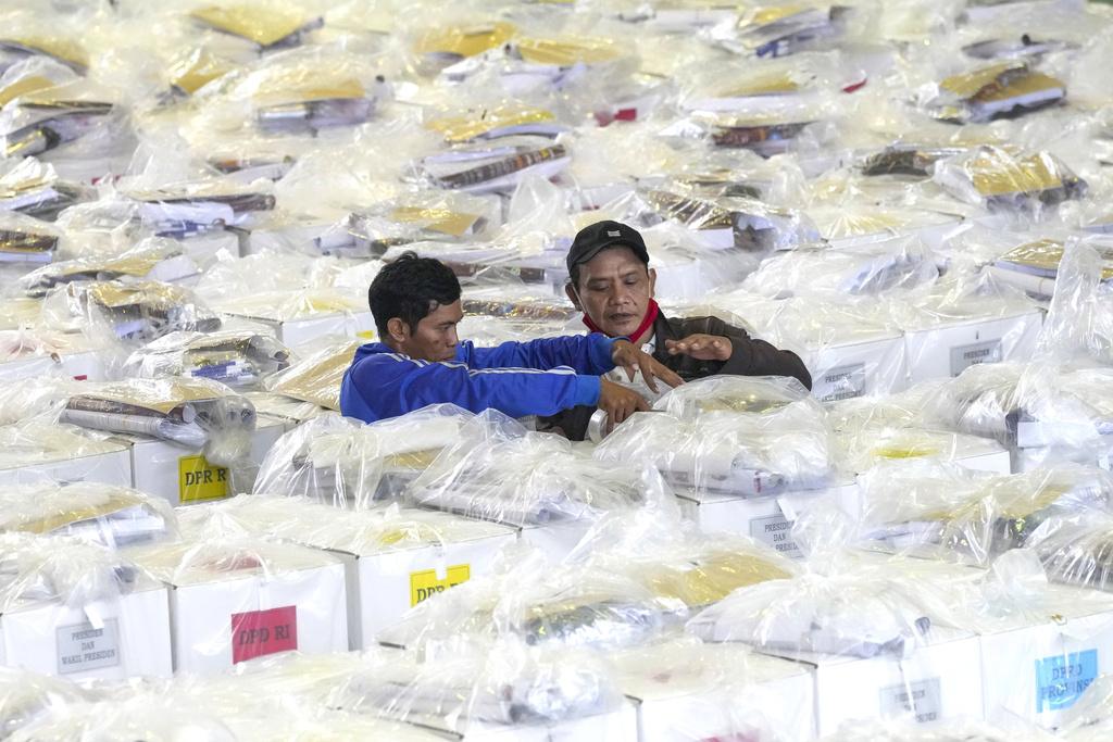 工作人員在選舉前分發票箱。(資料圖片)