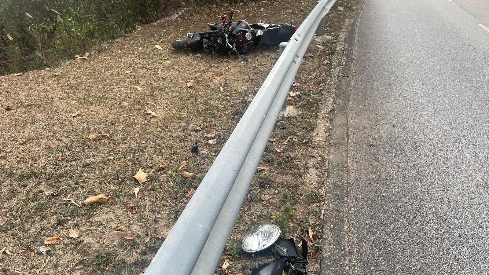 警方於周一(26日)下午近2時接獲報案，指一輛電單車沿新娘潭路往大埔方向行駛，懷疑失控撞向一石壆，66歲男電單車司機腳傷清醒送院治理。新界北總區交通部特別意外調查隊第一隊調查後，發現案發時該輛電單車正與另外4部電單車在新娘潭路高速危險駕駛，涉嫌非法賽車。