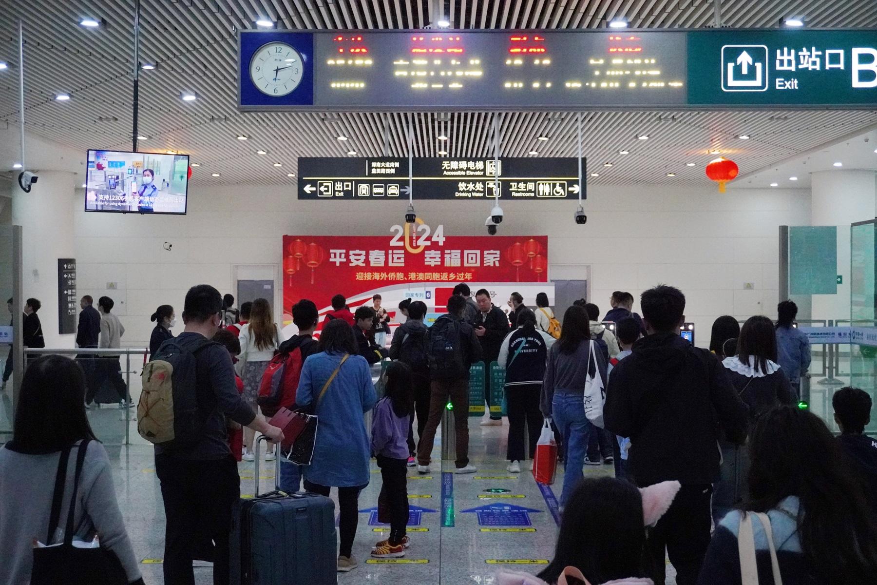 微信數據：港人北上消費交易增5倍 線下餐飲金額飆30倍