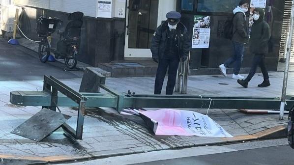 澀谷道玄坂路邊一支街燈被風吹倒。(X)