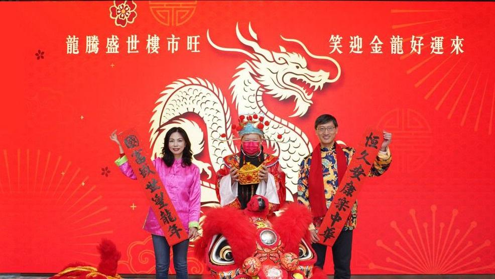 天瀧以六大發展商名字創作對聯 祝願龍年過得豐盛事事順利｜啟德新盤