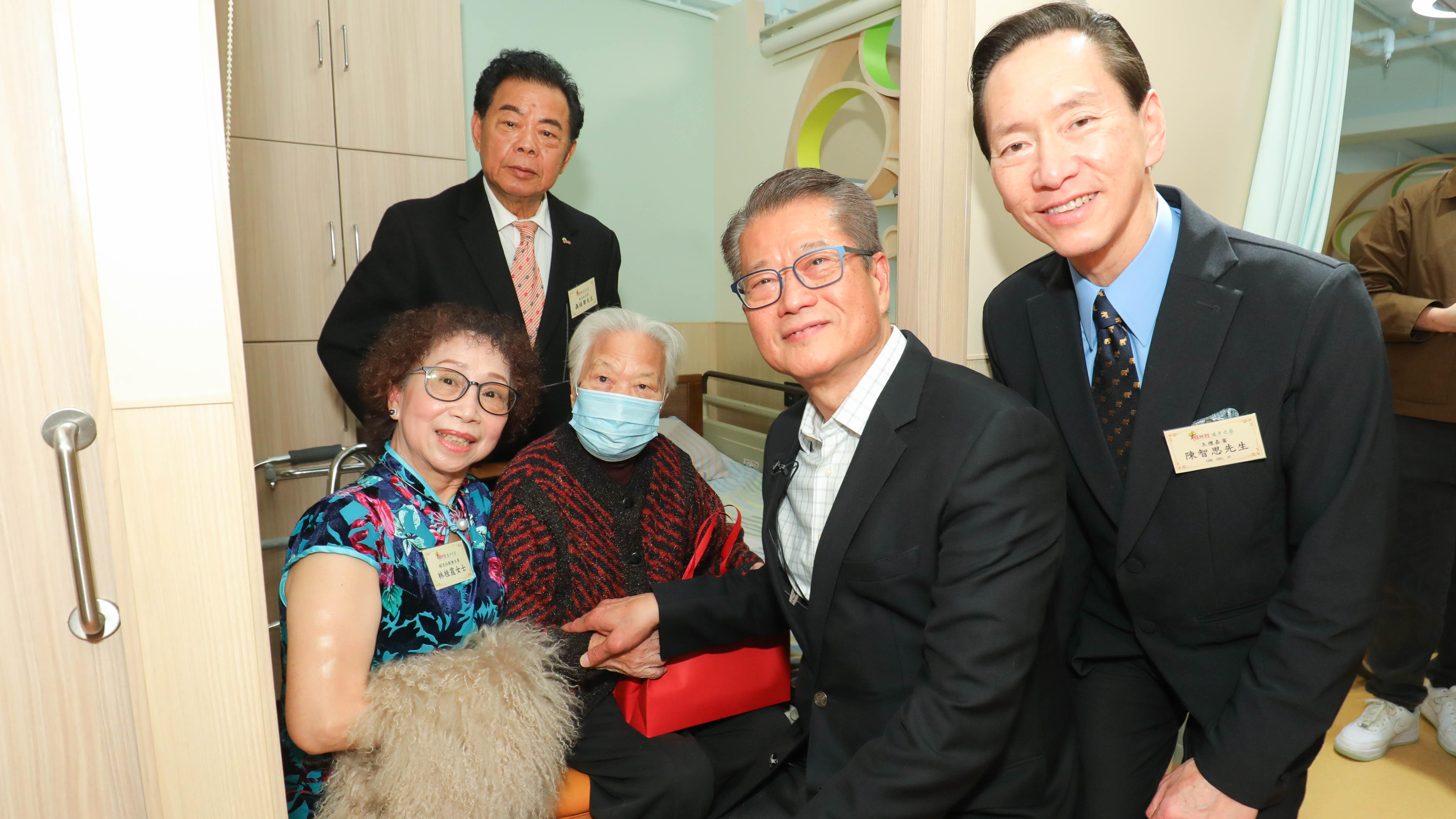 馬會支持「榕光社護老之家」 為基層長者提供優質護理服務